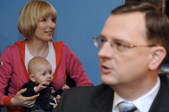 Šéf ČSSD Paroubek vyrazil do televizní debaty i s rodinou.