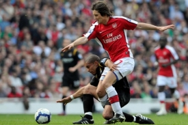 Tomáš Rosický (v červeném) v duelu Premier League s Manchesterm City.