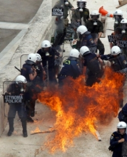 Zápalné lahve na policisty.