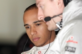 Lewis Hamilton (vlevo).