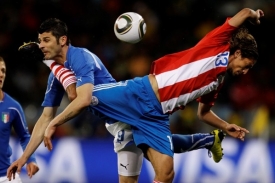Momentka ze zápasu Itálie - Paraguay.