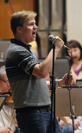 SuperStar Martin Chodúr (vpředu) a Filharmonie Bohuslava Martinů.