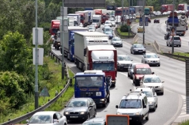 Řidiči o víkendu čekali i 10 hodin (ilustrační foto).