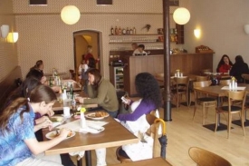 Interiér kadaňské restaurace, která funguje jako sociální podnik.