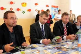 Návrh na odebírání dávek představili ministři Dobeš (vlevo) a Drábek.