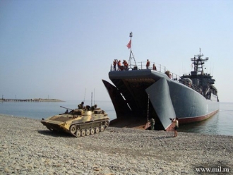 Manévry Černomořské flotiy. Z útrob lodi vyjíždí BVP.