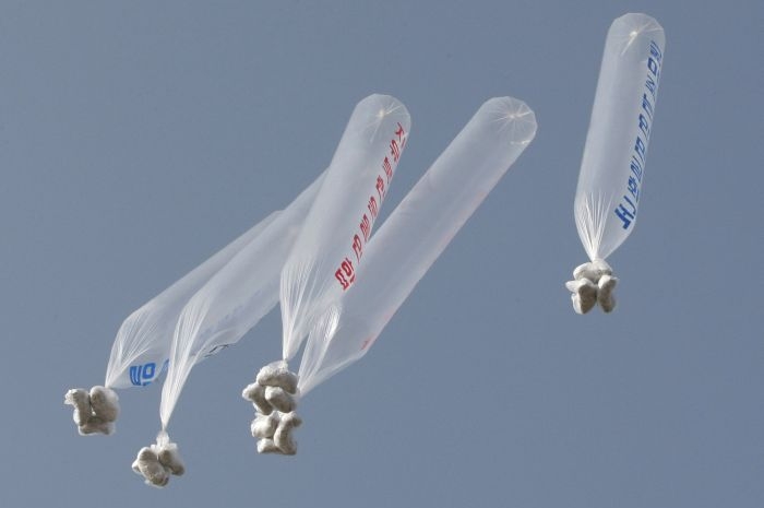 Pět balonů proti režimu Kimů na své cestě do KLDR.