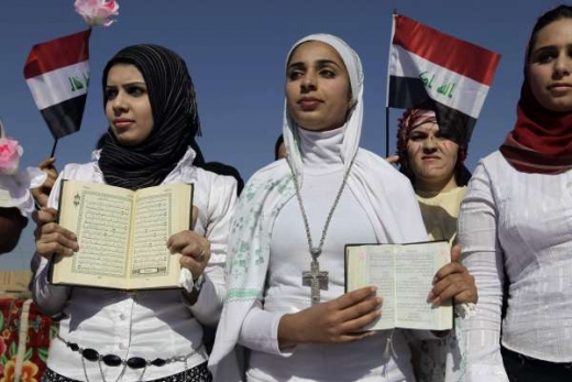 Malá demonstrace solidarity skupiny muslimek s křesťany.