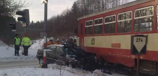 Nedávat pozor při jízdě přes přejezd se nevyplácí. A v zimě už vůbec ne (ilustrační foto).