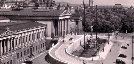 Říšská rada (parlament) ve Vídni. Tady si 7. února 1911 nadávali poslanci do opic a pitomců. Hodně křičeli i čeští klerikální poslanci bratři Myslivcové.