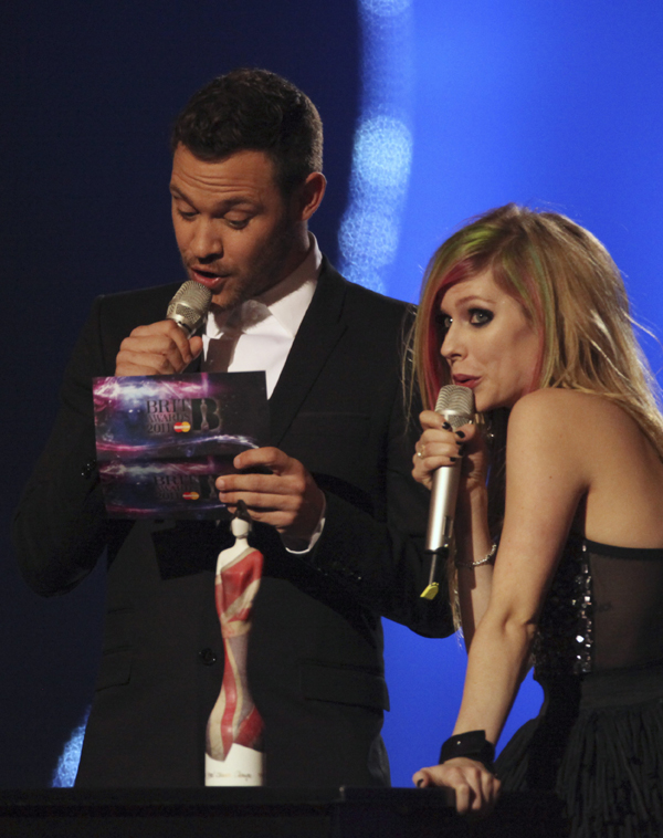 Will Young a zpěvačka Avril Lavigneová vyhlašují jednu z kategorií cen.