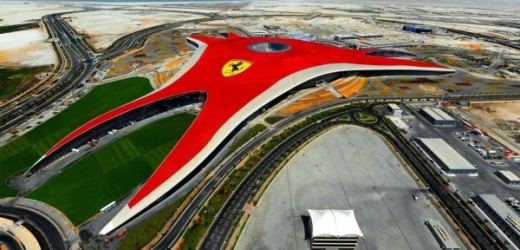 Komplex Ferrari World leží na ostrově Yas nedaleko Abú Zabí.