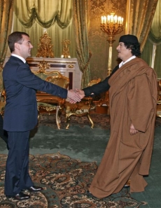 Ruský prezident Medveděv přijímá Muammara Kaddáfího. Snímek z roku 2008.