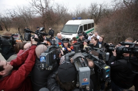 Mluvčí policie v obležení novinářů, kteří přijeli na místo nálezu těla.