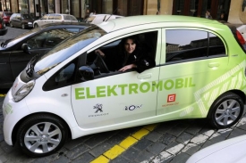 Jedním z budoucích malých městských elektromobilů by mohl být třeba Peugeot iOn. K dostání by měl být i u nás.