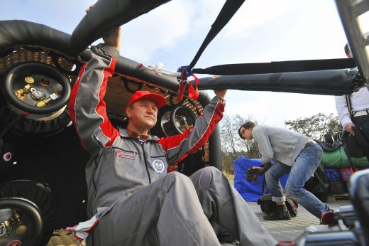 Pilot musí balon připravit k letu a řádně zkontrolovat.