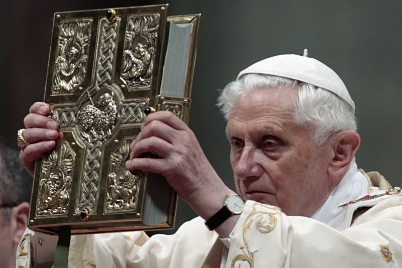 Papež Benedikt XVI. během Velikonoční vigilie s Písmem svatým. 
