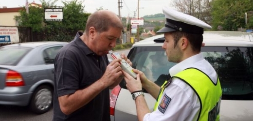 Když policie přistihne od srpna řidiče s alkoholem v krvi, ale bude to méně než 0,3 promile, zaplatí hříšník jen pokutu. Body už nedostane (ilustrační foto).