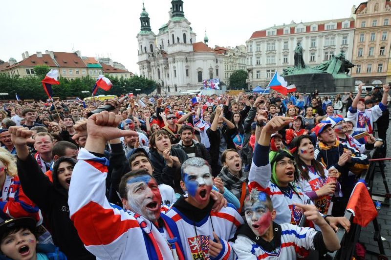 Fanoušci na Staroměstském náměstí v Praze sledují utkání s Ruskem o bronz na MS v hokeji. 