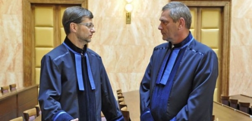 Právníci Jiří Všetečka a Petr Toman si u Ústavního soudu stejnokroje pochvalovali.