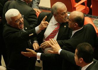 Poslanci vládní strany AKP se bijí v parlamentu s krajními nacionalisty.