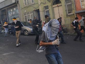 Mladí Kurdové při pouliční bitvě s policií v Istanbulu.