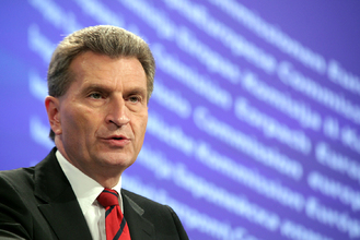 Tvrďák Oettinger. Stále si z něj dělají legraci kvůli bídné angličtině.
