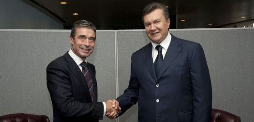 Šéf NATO Rasmussen (vlevo) a ukrajinský prezident Janukovyč.