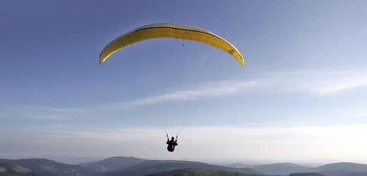 Kolize paraglidu a letadla se stala ve výšce 60 metrů nad zemí. 