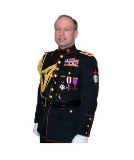 Breivik møter opp på stedet i uniform.