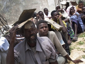 Ze Somálska utíkají desetitisíce lidí.