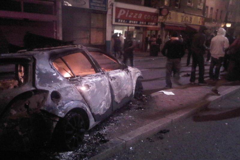 Výtržníci zapálili několik automobilů (Foto: ČTK/AP).