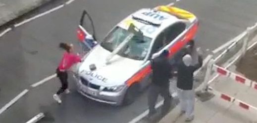 Chelsea Ivesová v růžovém demoluje policejní BMW. Když to viděli rodiče, hned ji udali.