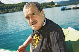 Jak tráví Karel Schwarzenberg dovolenou v době, kdy kolem něj vypukla vládní krize? A jak je to s jeho prezidentskými ambicemi?