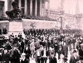 Demonstranti před parlamentem, který je chráněn kordonem policistů (v pozadí). Snímek z čsp. Český svět, Vídeň, 17. 9. 1911