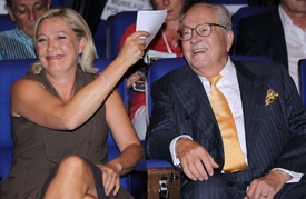 Le Penová převzala krajně pravicovou Národní frontu od jejího letitého předsedy a svého otce, Jeana-Marieho Le Pena (vpravo).