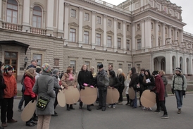 Proti návrhu zákona protestovala 
hrstka aktivistů, brzy zasáhla policie.