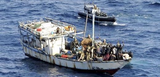 Somálští piráti omylem napadli válečnou loď (ilustrační foto).