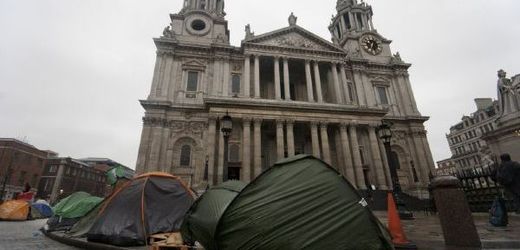 Britský soud rozhodl, že londýnská čtvrť City může vyklidit stanový tábor demonstrantů proti sociální nerovnosti.