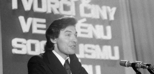 Karel Gott promlouvá ke shromážděným v Národním divadle, Anticharta se začne hromadně podepisovat za chvíli.