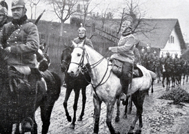 Arcivévoda Karel na blátivé cestě v Rozhovicích na úpatí Železných hor (Chrudimsko).