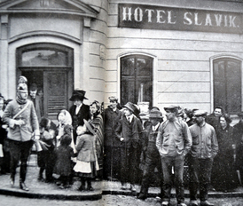 Arcivévoda v Ústí nad Orlicí před hotelem Slavik (vlevo v uniformě). 