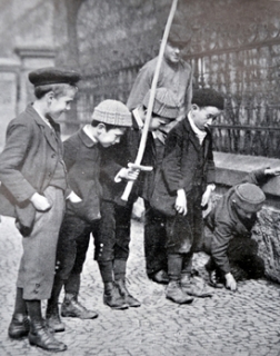 Předškolní děti v roce 1912 na snímku z časopisu Český svět. Kdo dnes ale pozná, jaké měla dítka doma zázemí?