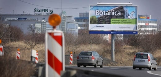 Návrh, který by do pěti let vymýtil billboardy od českých silnic, v Senátu narazil. 