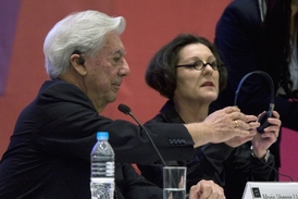 Dva držitelé Nobelovy ceny za literaturu: Herta Müllerová a Mario Vargas Llosa.