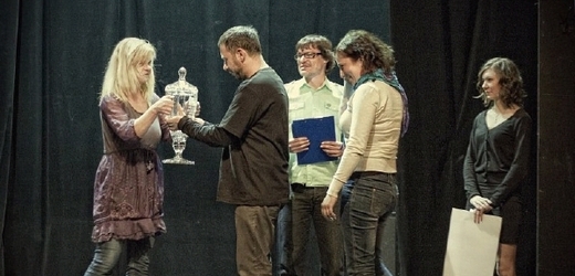 Režisér Hans Wurm a herečka Ewa Sillerová přebírají hlavní cenu z rukou ředitelky divadla Blanky Bendlové (vlevo); v pozadí herec a člen poroty Jaroslav Slánský.