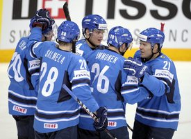 Hokejisté Finska se radují z gólu.