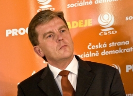 Miloslav Vlček (ČSSD) si nechal milionovou půjčku vrátit v papírovém pytlíku.