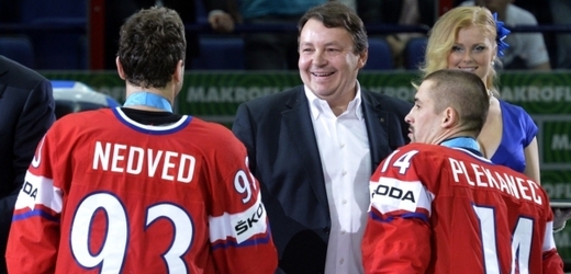 Čeští hokejisté přijímají bronzové gratulace od šéfa hokejového svazu Tomáše Krále.