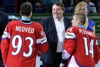 Čeští hokejisté přijímají bronzové gratulace od šéfa hokejového svazu Tomáše Krále.